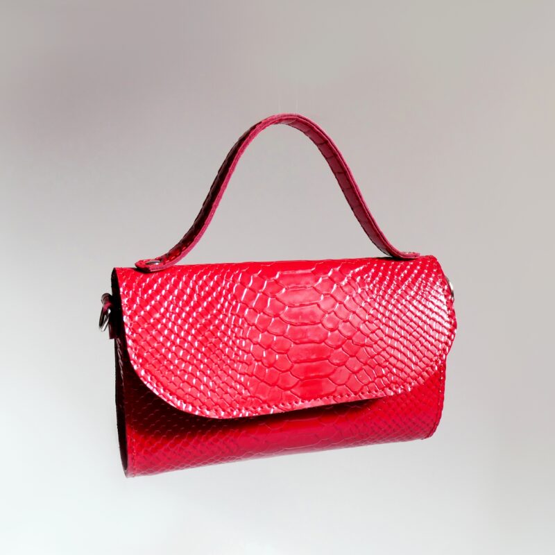 czerwona torebka z tłoczonej lakierowanej skóry