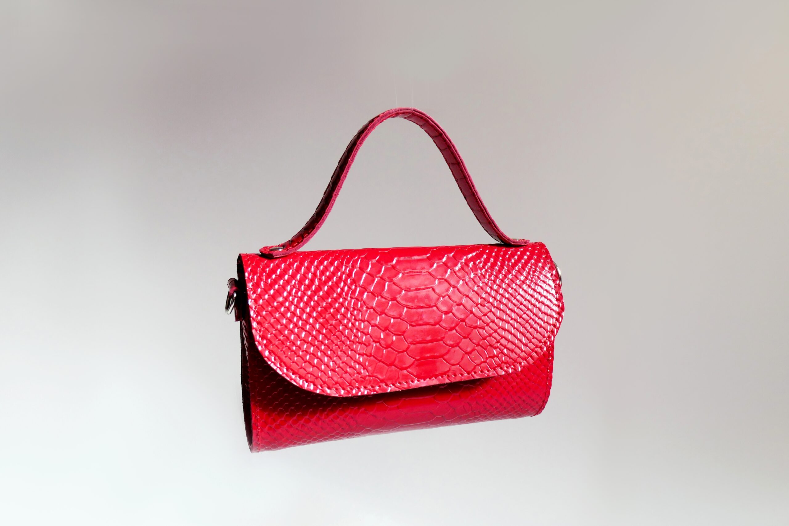 czerwona torebka z tłoczonej lakierowanej skóry