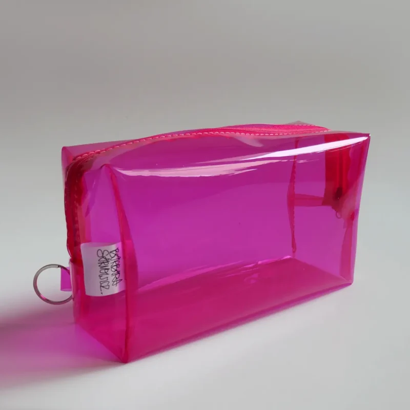 kosmetyczka podróżna wykonana z transparentnego tworzywa PCV w kolorze różowym